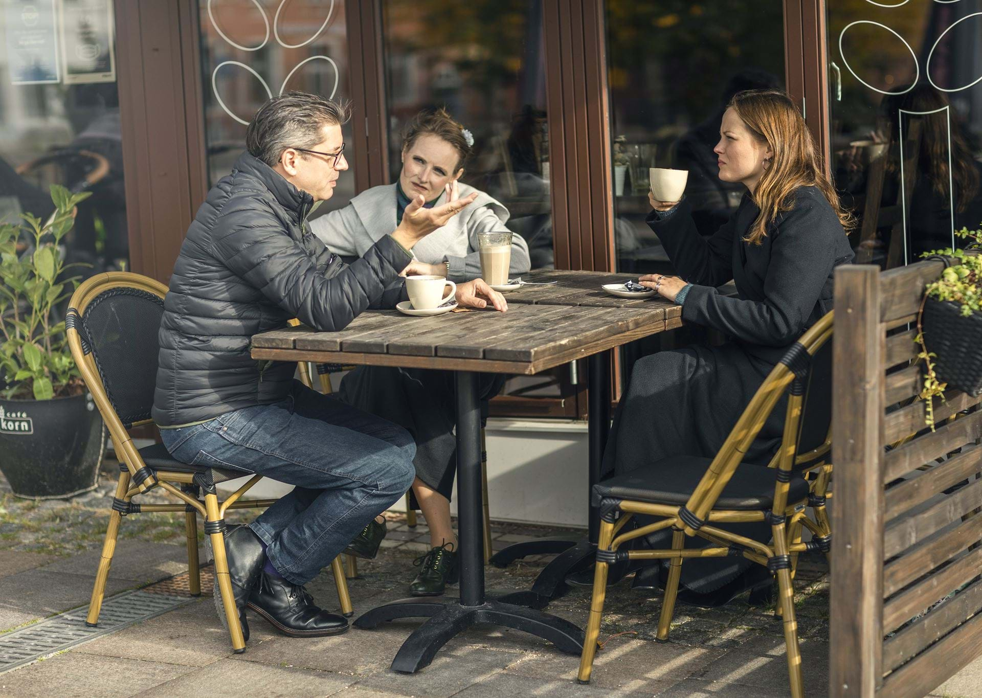 3 venner som sidder på en Café i Ringsted