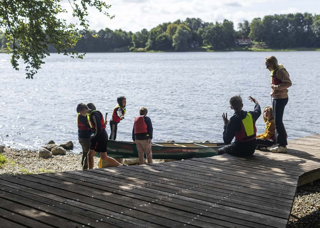 Børn ved bredden af Haraldsted Sø gør klar til at sejle kano