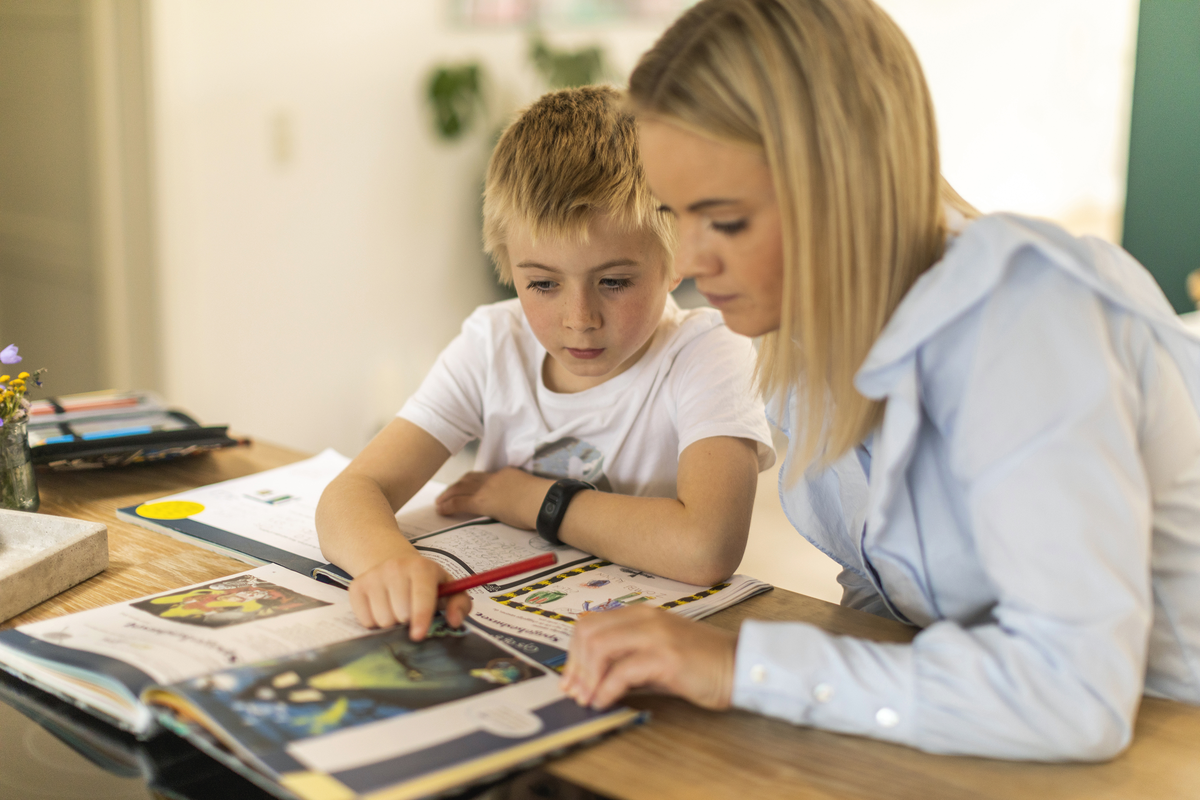 Charlotte læser med sin søn