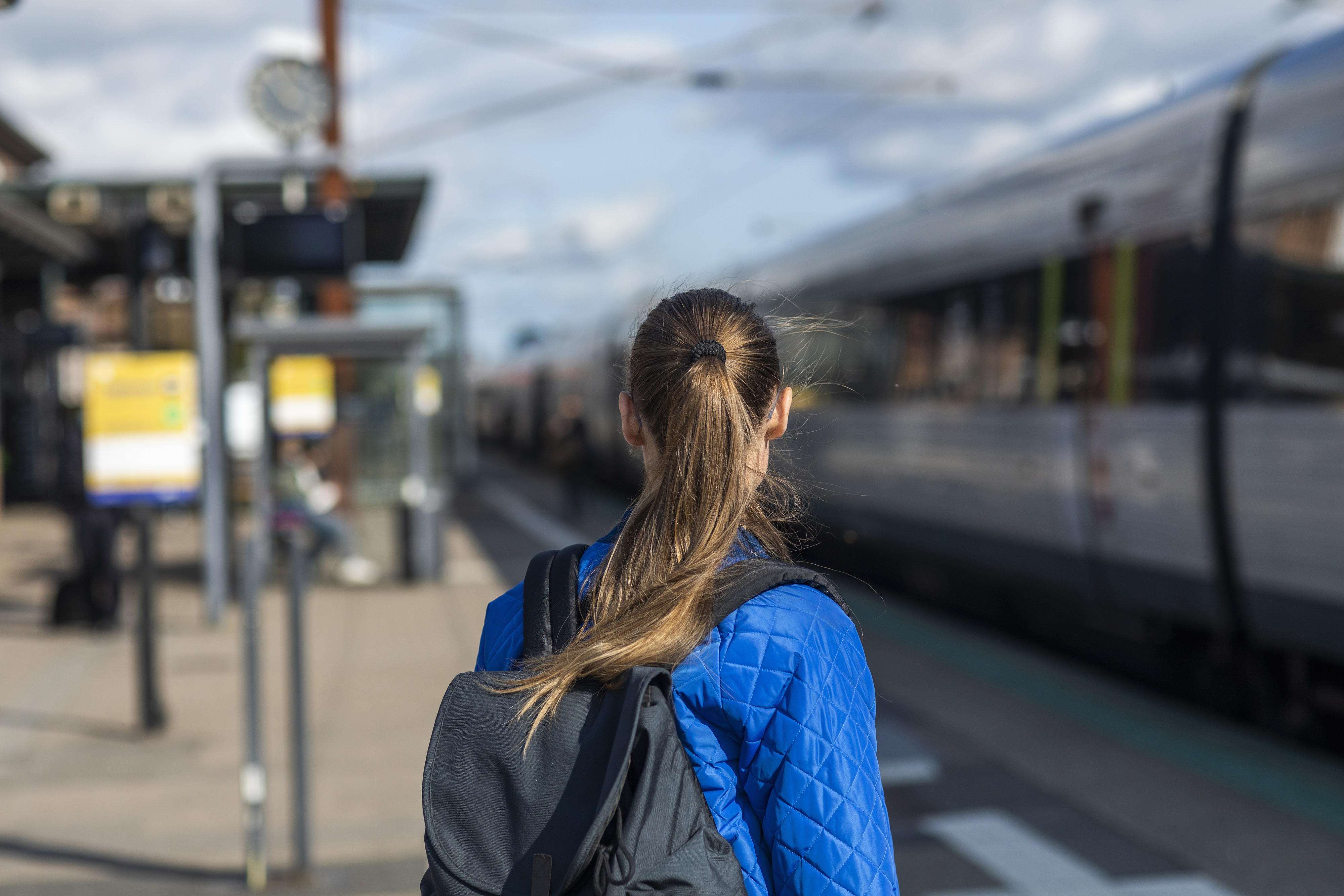 Ung kvinde tager toget fra Ringsted Station