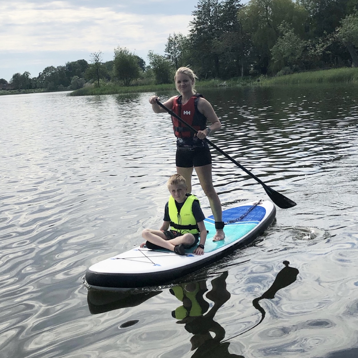 Charlottes familie på Stand Up Paddleboards